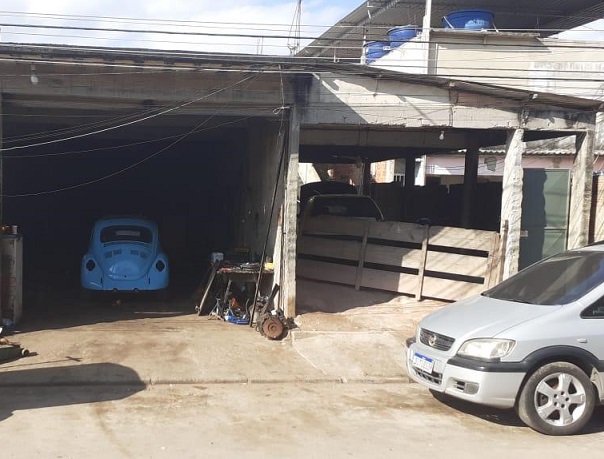 Dois presos e motor de veículo roubado apreendido em uma oficina no município de Duque de Caxias